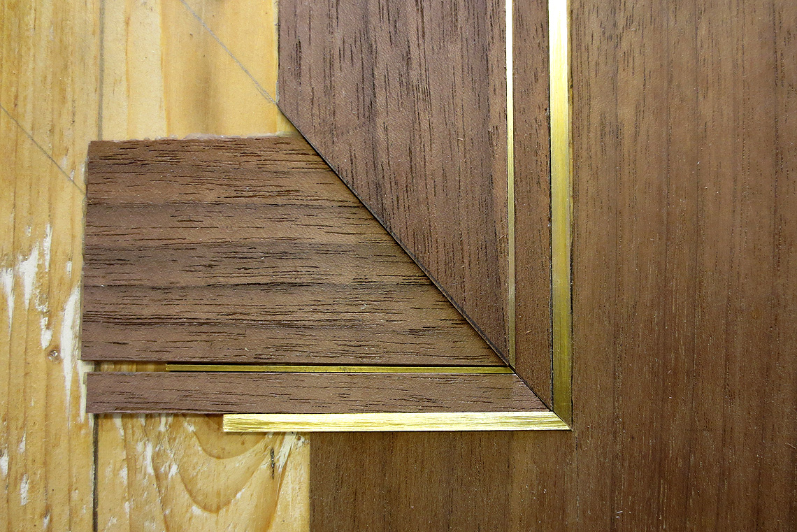 Furnierarbeit und Messignader an edler Vitrine.