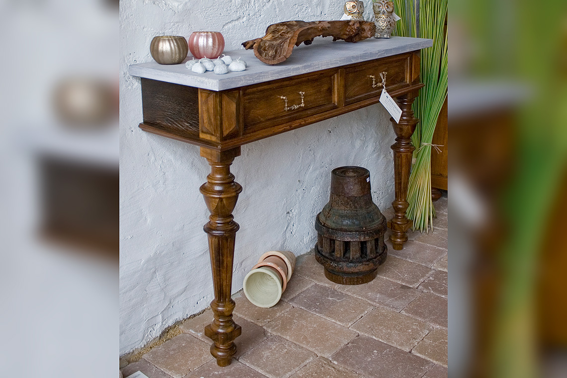 Nussbaumwandtisch mit Betonplatte